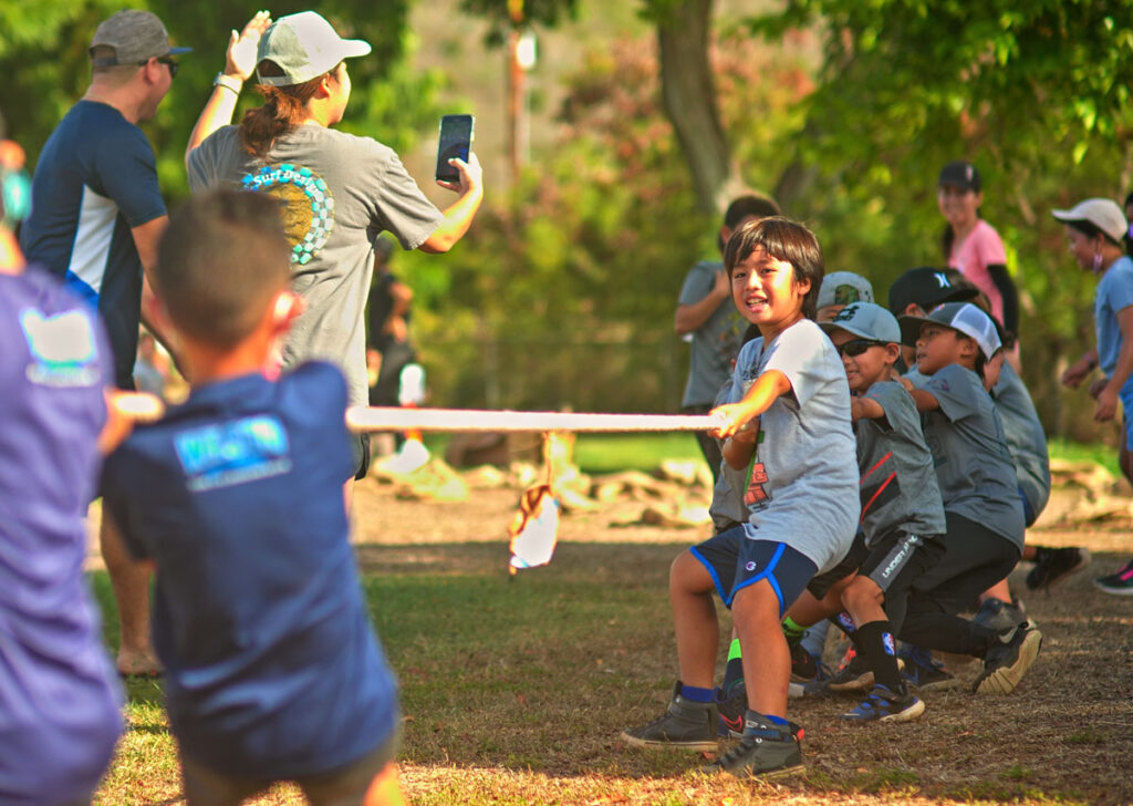 Elementary kids playing Tug oʻ War outside