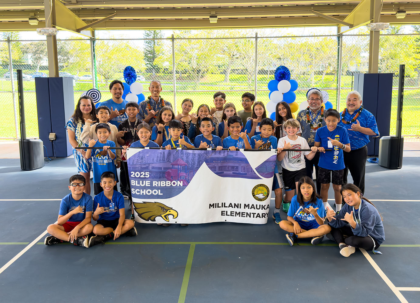 Mililani Mauka Elementary School students, staff and Superintendent Keith Hayashi hold up the 2025 Blue Ribbon School award banner.