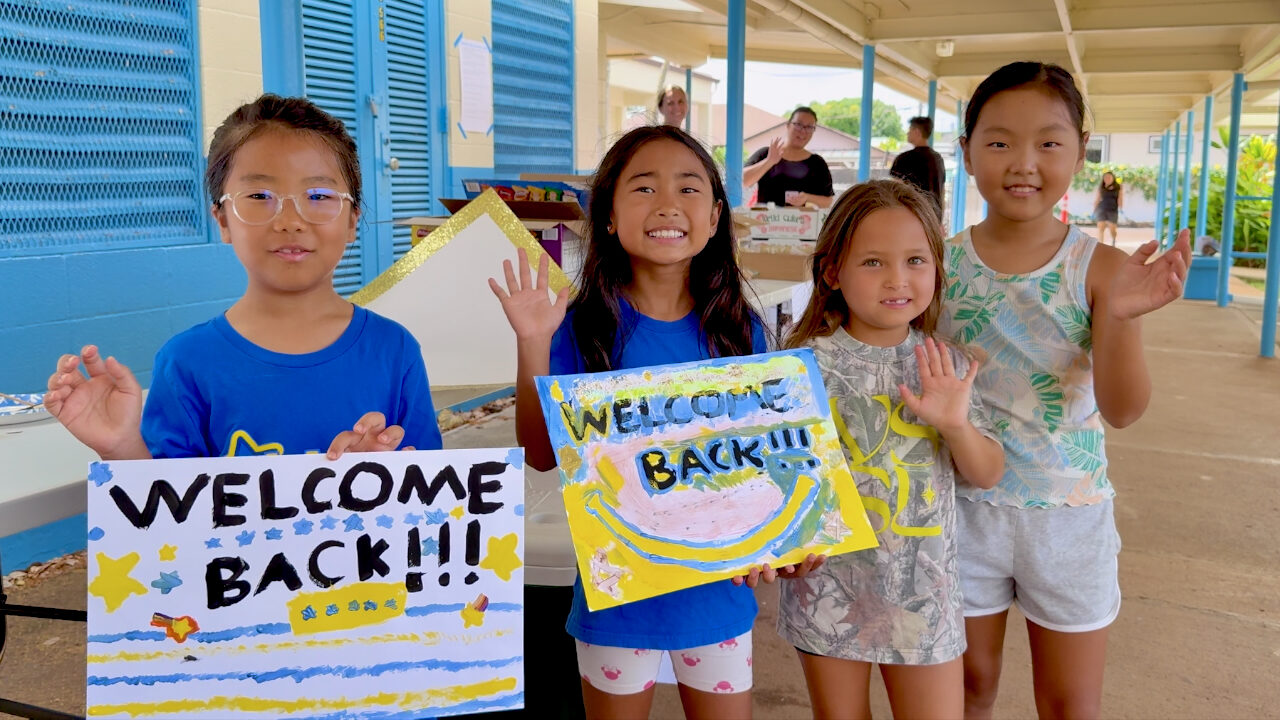 Hōkūlani Elementary students paint "Welcome Back" artwork to celebrate the start of the new school year.