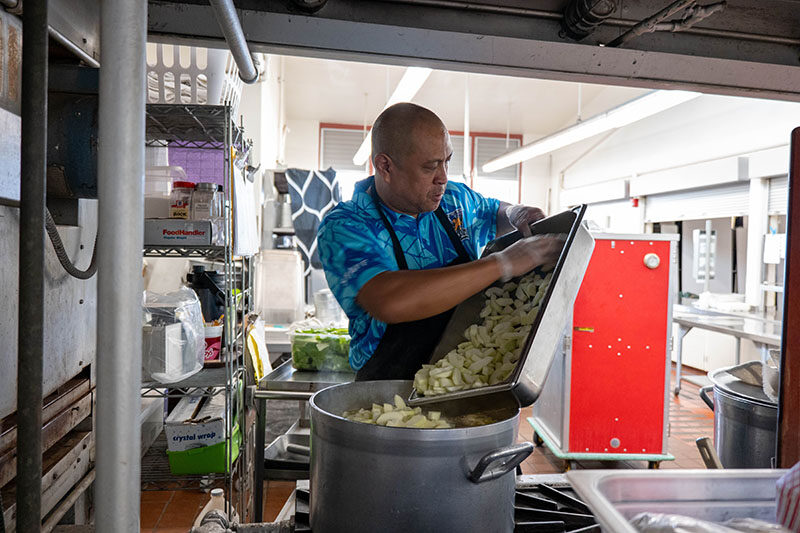 A cook prepares chicken papaya soup.