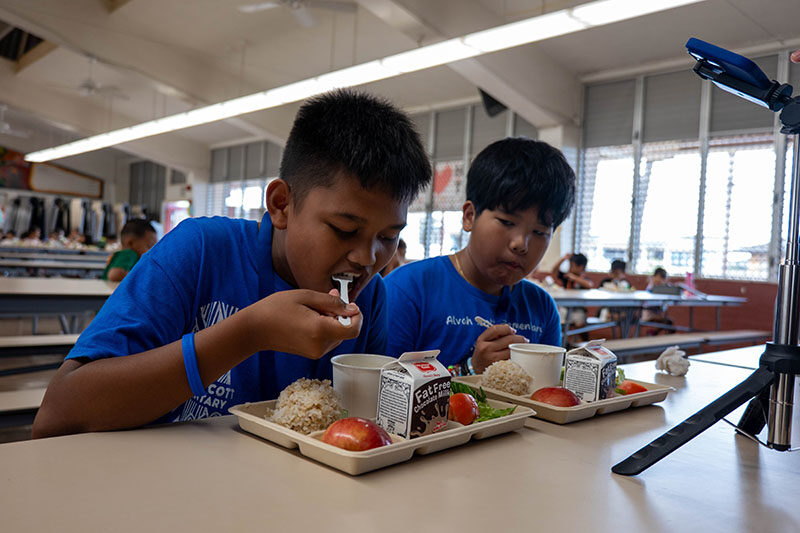 Students eat chicken papaya soup.
