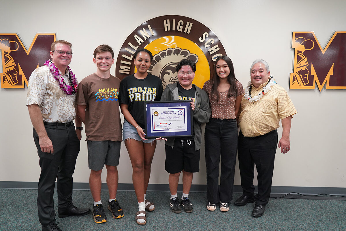 Mililani was recognized as the first-ever Hawaiʻi Schools of Democracy. Principal Fred Murphy, students and Superintendent Keith Hayashi posed for a photo.